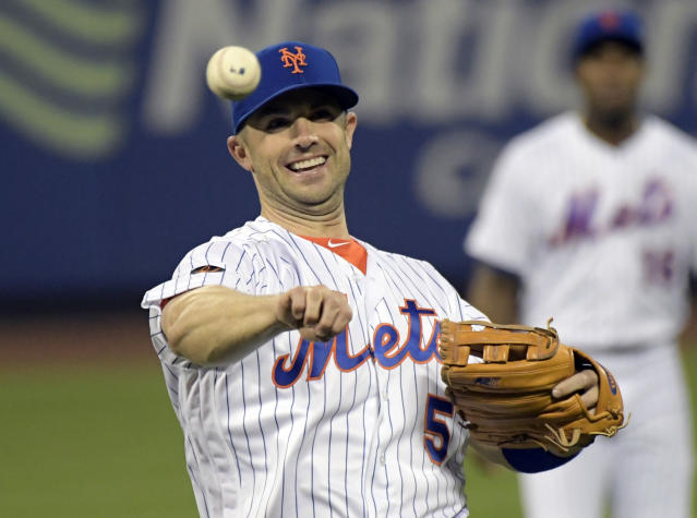 Wright walks off to long ovation in farewell game with Mets