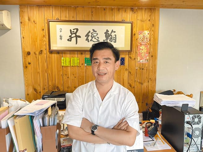 原是建商的梁棟柏（見圖）幾年前因為岳父、岳母身體相繼出狀況，因緣際會下開始推廣有機蔬菜，希望可以提倡民眾食用有機蔬菜的意識，讓大家吃得更健康。（洪浩軒攝）