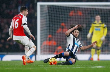 Football Soccer - Arsenal v Newcastle United - Barclays Premier League - Emirates Stadium - 2/1/16 Newcastle's Fabricio Coloccini in action with Arsenal's Aaron Ramsey Reuters / Eddie Keogh Livepic