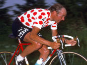 Michel Pollentier sorgte bei der Tour de France 1978 für Aufsehen. Der Belgier wurde nach der 16. Etappe dabei erwischt, wie er eine Dopingprobe manipulieren wollte. Der Rennradfahrer trug nämlich einen Urinbeutel versteckt unter seiner Achsel. Für Michel Pollentier bedeutete dies damals die Disqualifikation. (Bild-Copyright: John Pirece Owner PhotoSportInt/REX Shutterstock)