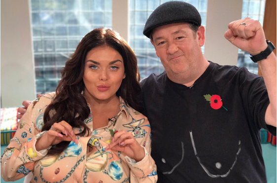 Die Moderatorin Scarlett Moffatt im fraglichen Outfit mit Comedian Johnny Vegas. (Bild: Twitter)