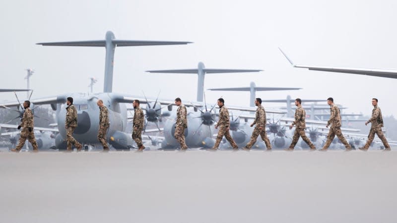 Soldiers from the German contingent of the UN mission MINUSMA walk across the grounds of Wunstorf Air Base after returning to Germany after completing their mission in Mali. Michael Matthey/dpa