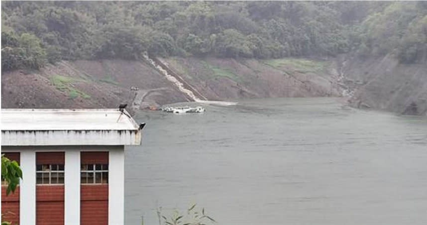 苗栗縣鯉魚潭水庫因豪大雨帶來大量進水，水庫蓄水明顯回升。（圖／謝明俊攝）