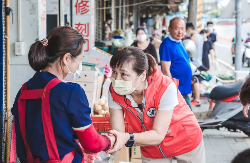 沈慧虹辭去公職後，沒有行政資源奧援，只能透過近距離向民眾說明政見與理念。（圖／翻攝自沈慧虹臉書）