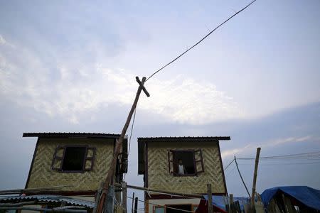 Temporary homes built to shelter Muslims who were affected by anti-Muslim violence and unrest in 2013, are seen at Thiriminglar quarter in Meiktila May 15, 2015. REUTERS/Soe Zeya Tun