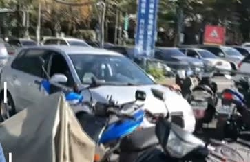 車主要移車卻被違停的車輛團團圍住。（圖／東森新聞）