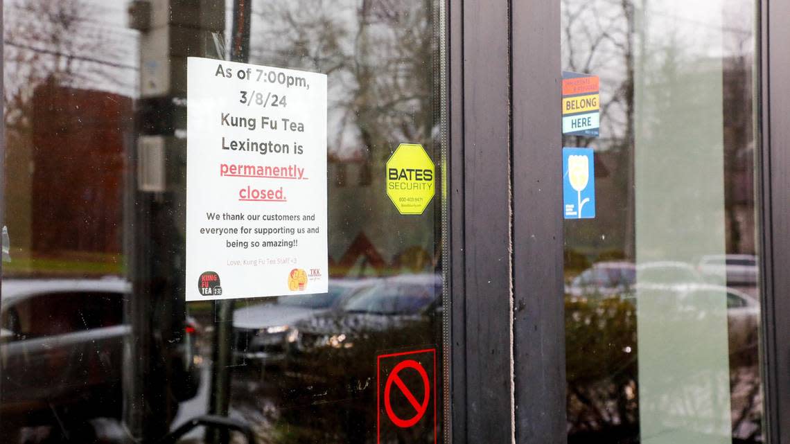 A sign on the door of Kung Fu Tea x TKK Fried Chicken, located inside The Hub apartment complex at 685 S. Limestone across the street from the University of Kentucky campus, says the restaurant closed March 8, 2024. Brian Simms/bsimms@herald-leader.com