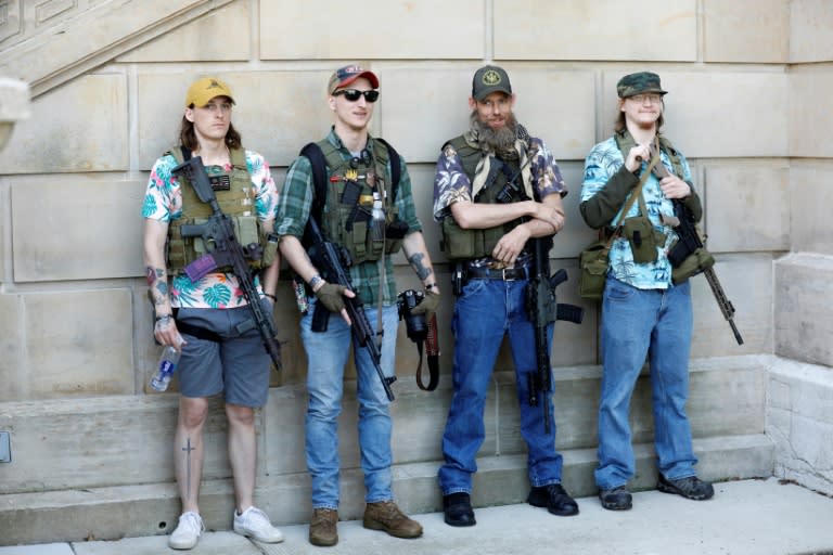 Des manifestants qui défendent le port d'armes en public dans le Michigan pendant la pandémie, en mai 2020 (AFP/JEFF KOWALSKY)