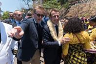 <p>Emmanuel Macron et son chef de cabinet Francois Xavier Lauch, à Mamoudzou, mardi. </p>