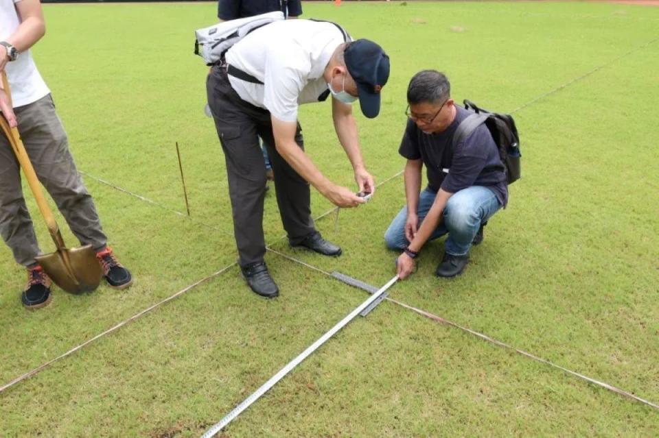 新竹球場1年多進度只有請大聯盟場務專家來台會勘。（圖：市府提供）