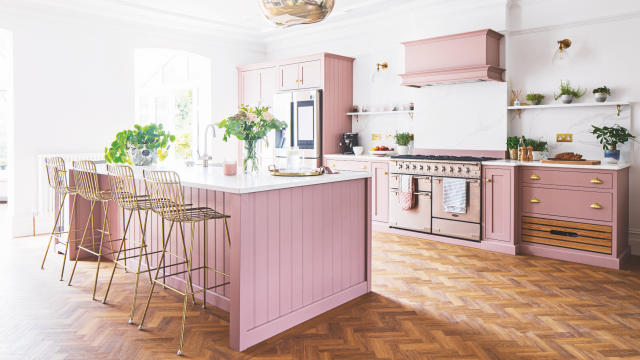 9 White Kitchens with Black Appliances for a Bold Splash of Contrast