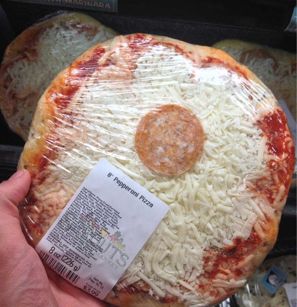 <p><span>Auch hier haben wir streng genommen keinen Etikettenschwindel vorliegen: Ja, das hier ist eine Salamipizza – auch wenn nur eine Salami darauf liegt. (Foto: Reddit, Squish92)</span> </p>