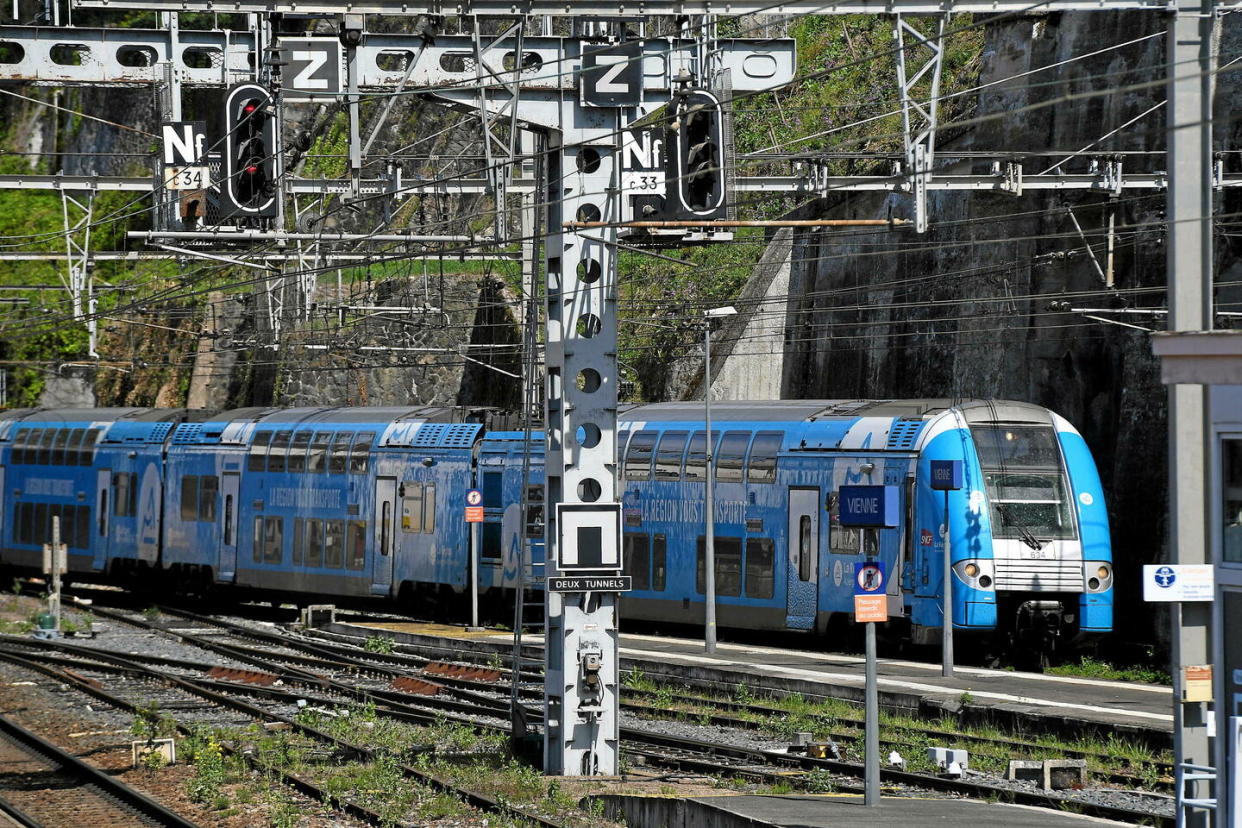 Deux personnes ont reçu des coups de couteau à bord d'un TER mardi 5 mars à Mulhouse, dont une mère de famille en raison des pleurs de son bébé (photo d'illustration).  - Credit:Mourad ALLILI/SIPA