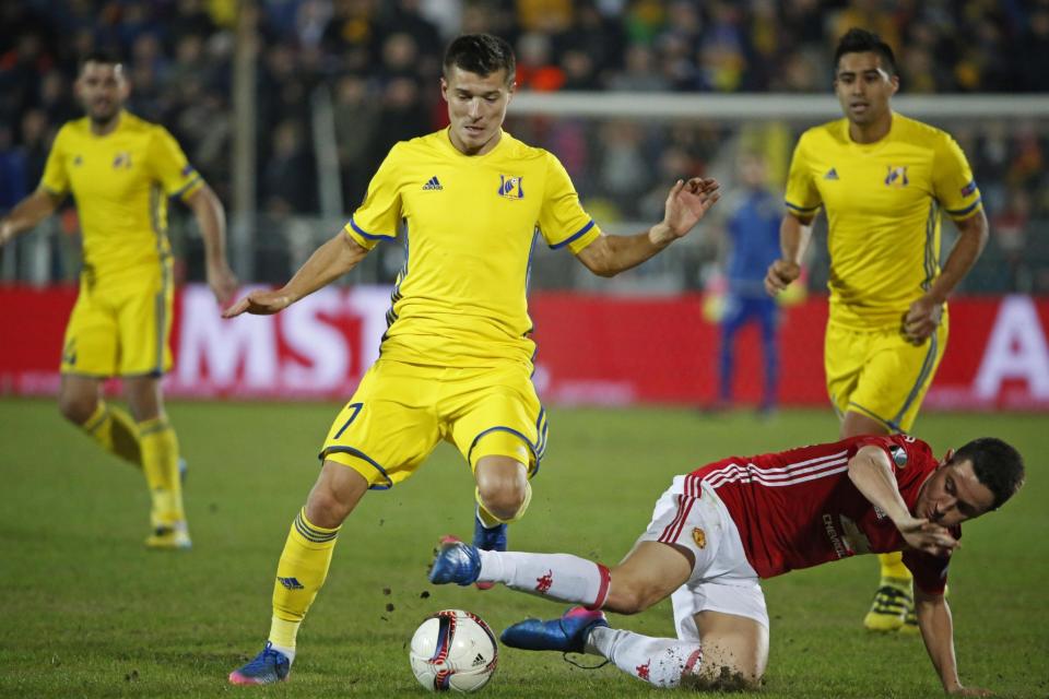 <p>FC Rostov’s Dmitriy Poloz takes on Manchester United’s Ander Herrera </p>