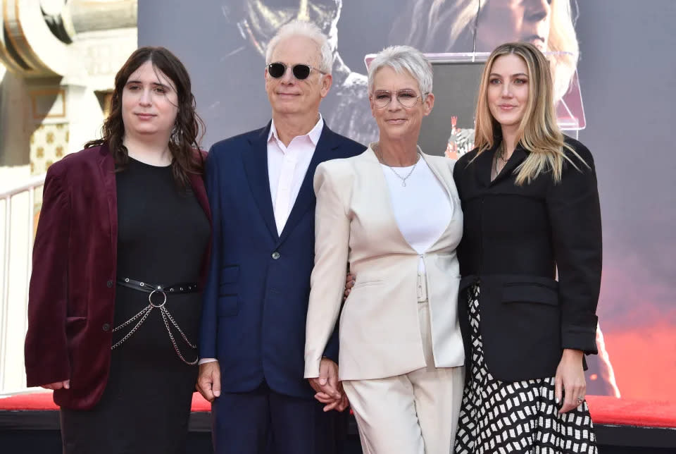 Jamie Lee Curtis, Zweite von rechts, mit Christopher Guest und den Töchtern Ruby, links, und Annie, rechts, in Hollywood, 12. Oktober 2022. (Getty Images)