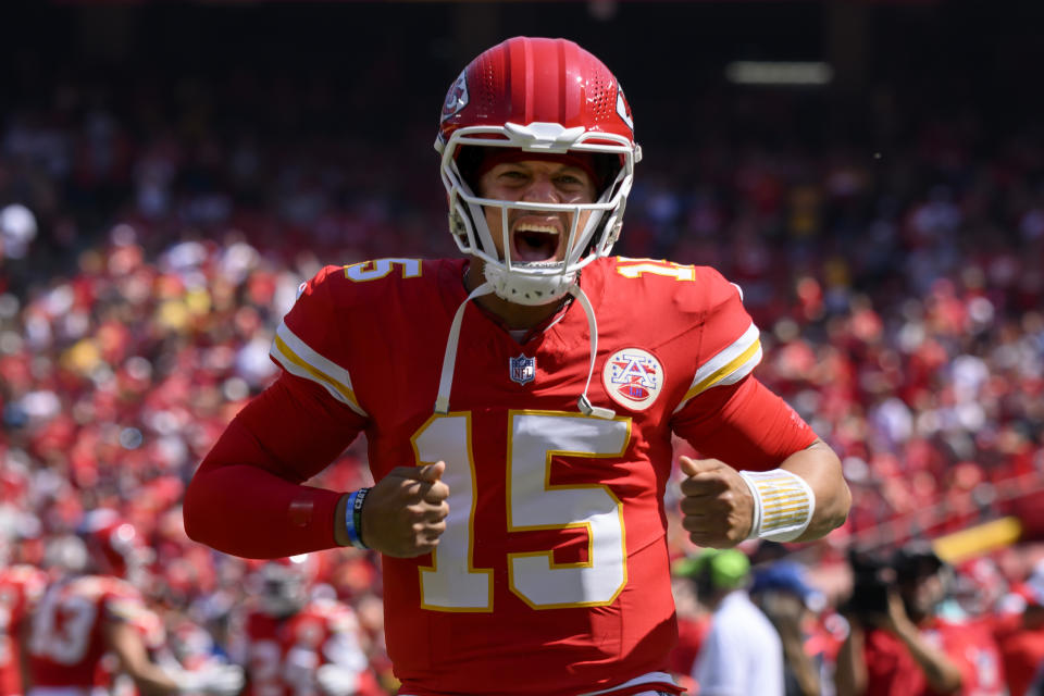 Kansas City Chiefs-quarterback Patrick Mahomes stoomt het publiek op voor de eerste helft van een NFL-voetbalwedstrijd tegen de Detroit Lions, zaterdag 17 augustus 2024 in Kansas City, Missouri. (AP Photo/Reed Hoffmann)