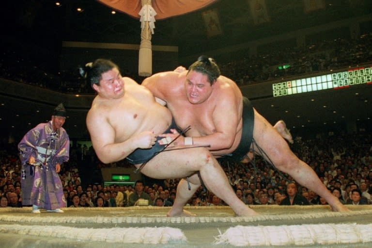This photo taken on May 25, 1997 shows Hawaii-born former sumo grand champion Akebono (R) (STR)