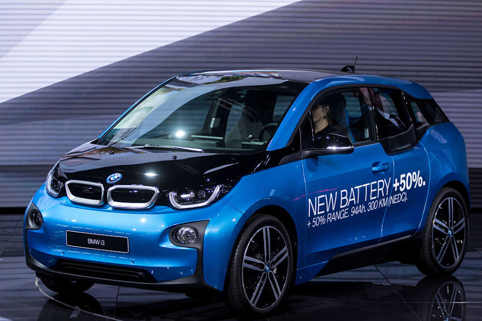 In Sachen Antrieb und Getriebe konnte das Model i3 von BMW punkten. Denn der nachhaltige Wagen ist mehr als nur ein Auto. Er ist der Beweis dafür, dass sich Verantwortung und Fahrfreude perfekt ergänzen. Das sah auch die Jury so und vergab das Goldene Lenkrad in der Kategorie "Alternative Getriebe" an BMW.