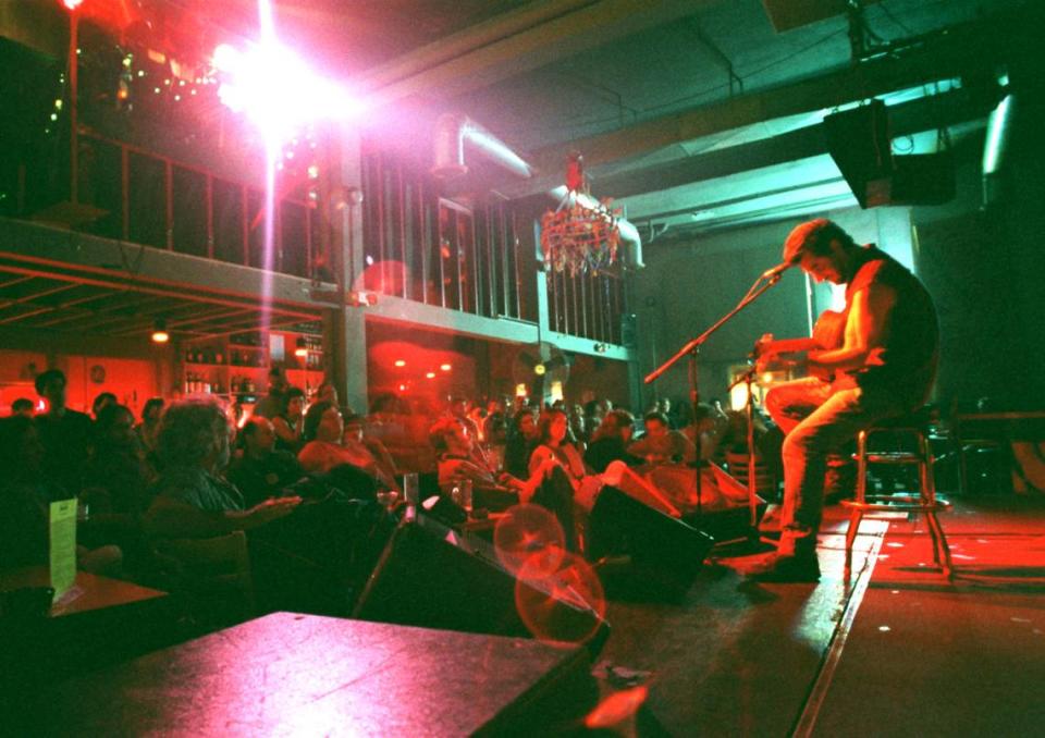 4/1/95 -- Photo by DAVID BERGMAN/Herald Staff -- Greg Brown performs in front a a packed house at the Stephen’s Talkhouse on Miami Beach. The club, one of the few where live acts still perform, is closing on 4/16. For ARTS story by Fernando Gonzalez. David Bergman/The Miami Herald