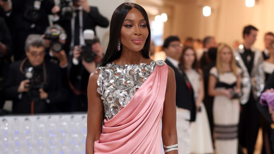Naomi Campbell attends the 2023 Met Gala Celebrating "Karl Lagerfeld: A Line Of Beauty" in an archival Chanel sari from 2010. - John Shearer/WireImage/Getty Images