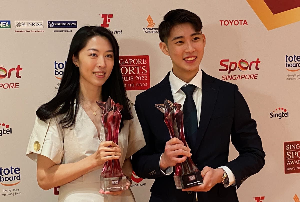 Sportswoman of the Year Yu Mengyu (left) and Sportsman of the Year Loh Kean Yew pose for photos after winning their awards at the Singapore Sports Awards. (PHOTO: Chia Han Keong/Yahoo News Singapore)