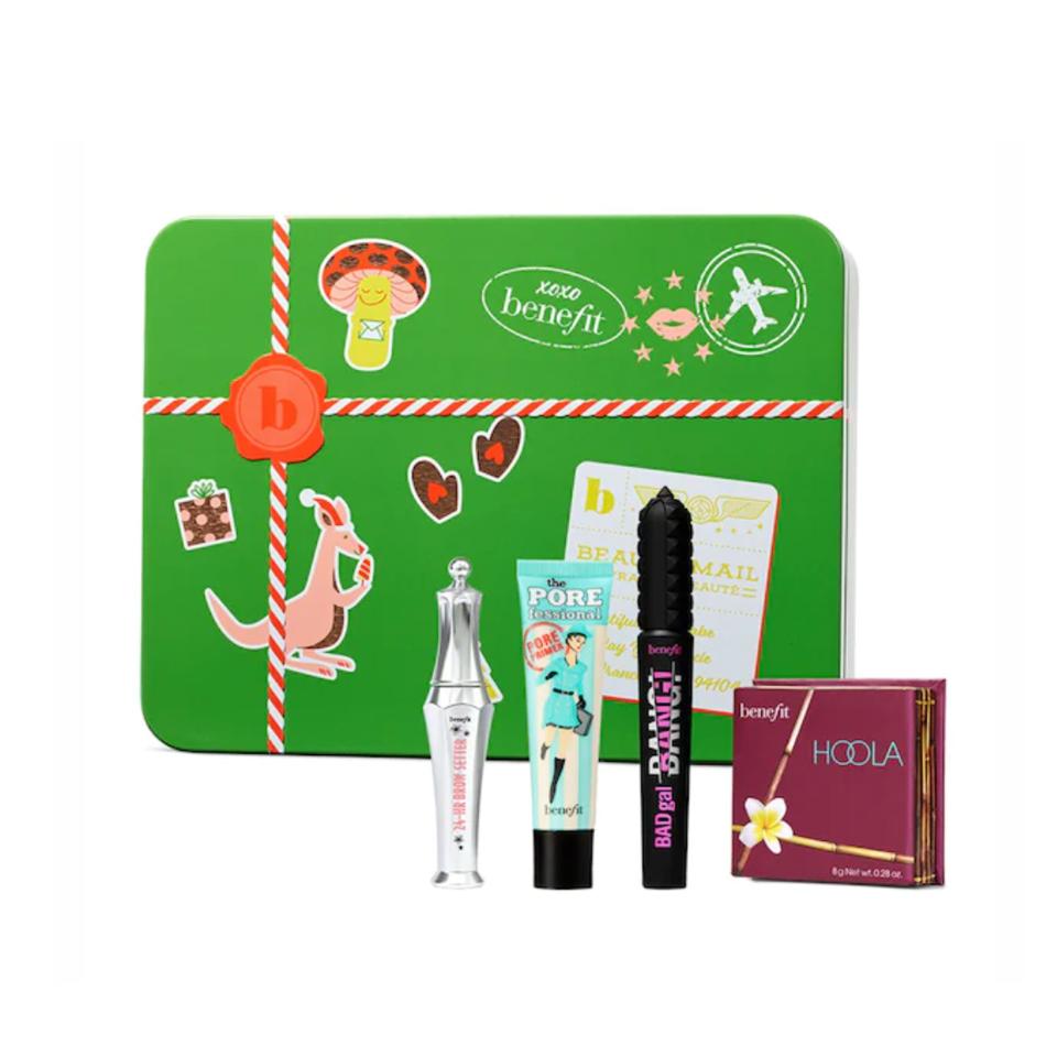 60€<br><p>Ce coffret contient : </p> <ul class="items"> <li>1 base de teint, The POREfessional Primer </li> <li>1 poudre bronzante, Hoola Bronzer </li> <li>1 mascara BADgal BANG! </li> <li>1 gel fixateur de sourcils, 24h Brow Setter</li> </ul><br><a href="https://www.sephora.fr/p/full-glam-greetings-holiday-kit---coffret-de-noel-sourcils--regard-et-teint-635893.html" rel="nofollow noopener" target="_blank" data-ylk="slk:Acheter;elm:context_link;itc:0;sec:content-canvas" class="link ">Acheter</a>