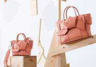 D’un côté, une maison de luxe anglaise au savoir-faire reconnu. De l’autre, une marque suédoise au minimaliste ultra-désirable. Quelques semaines avant Noël, Mulberry collabore avec Acne Studios autour d’une collection de sacs et d’accessoires fidèles à l’ADN des deux maisons. Au programme : une réinterprétation de sacs emblématiques, le Musubi d’Acne Studios et le Bayswater de Mulberry, ainsi que la création de nouveaux produits en édition limitée. Ainsi, Acne Studios revisite l’iconique toile Scotchgrain de la maison anglaise sur une sacoche et un petit cartable aux multiples sangles à boucles tandis que le nœud en origami signature de la griffe suédoise se glisse sur le classique Bayswater de Mulberry. Une gamme de petits accessoires en toile Scotchgrain ou cuir rose grainé accompagne les sacs de la collection, ainsi qu’une housse pour ordinateur portable, une pochette, un porte-monnaie, un portefeuille ou encore un porte-clefs. De quoi donner des idées pour les fêtes qui approchent. La collection capsule Mulberry x Acne Studios est disponible dans une sélection de boutiques Acne Studios et Mulberry.