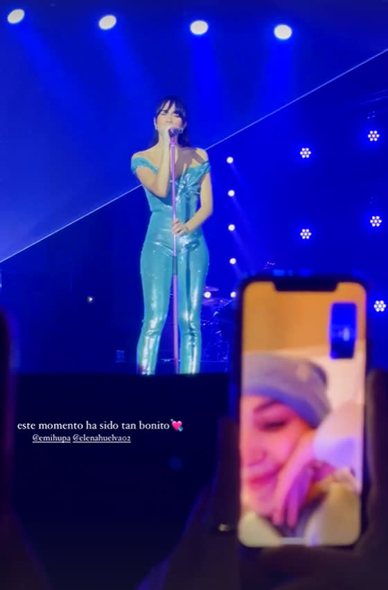 Elena Huelva viendo el concierto de Aitana a través del móvil