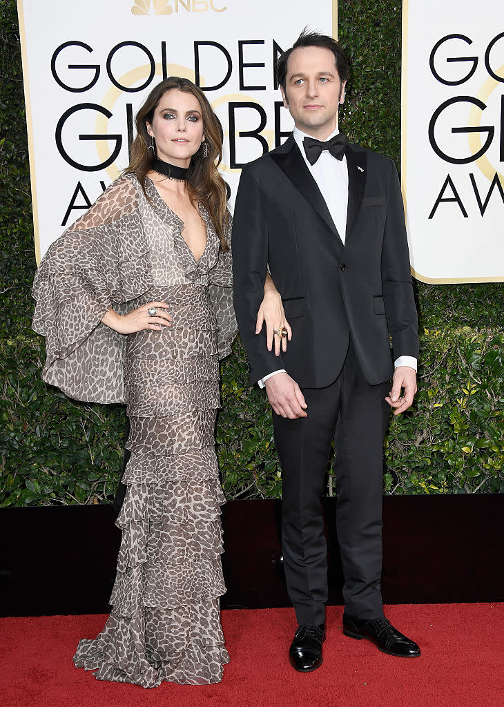 The always low-key Keri Russell makes her way into the ballroom with Matthew Rhys. (Photo: Getty Images) 