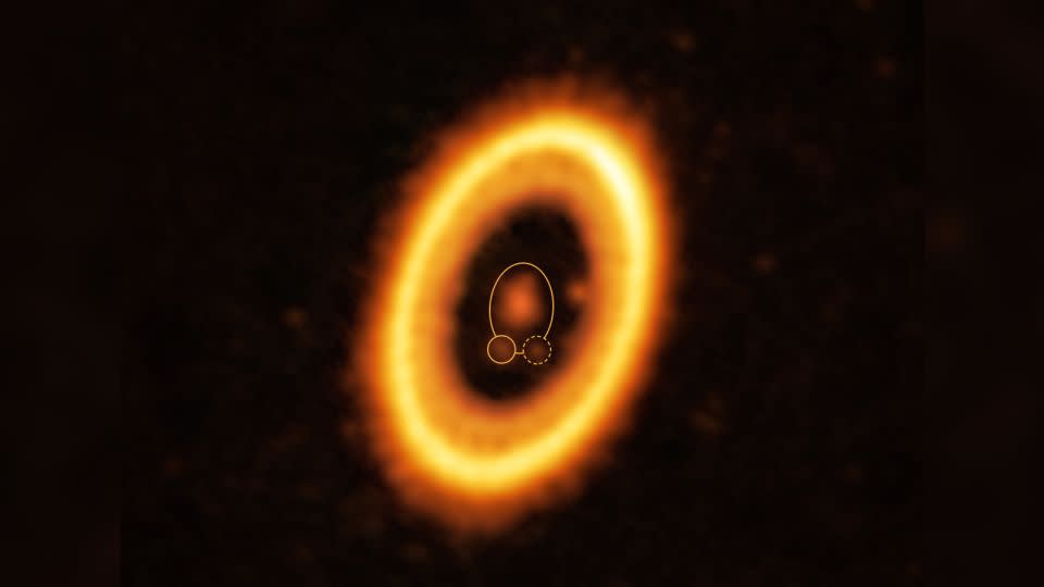 A cloud of debris (circled by a yellow dotted line) may be a newly forming planet in the same orbit as the planet PDS 70b. - ALMA (ESO/NAOJ/NRAO)/Balsalobre-Ruza et al.