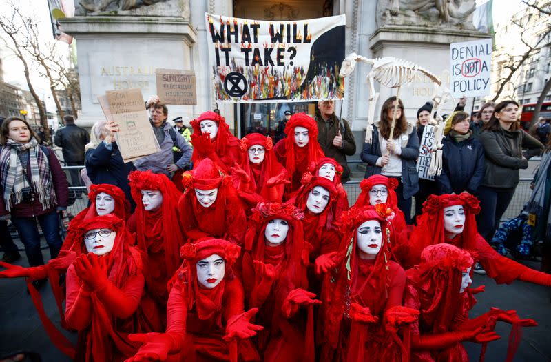 Manifestantes protestan en Londres por la crisis de incendios forestales de Australia