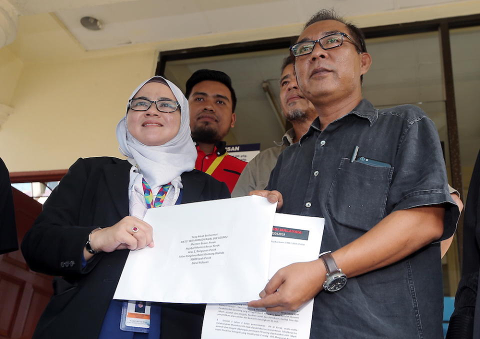 Perak Pertubuhan Rangkaian Ogranisasi98@Reformasi Malaysia secretary Sazali Shamsudin delivers a memorandum to administration officer Hanita Alang Ismail at the State Secretariat Building in Ipoh July 19, 2019. — Picture by Farhan Najib