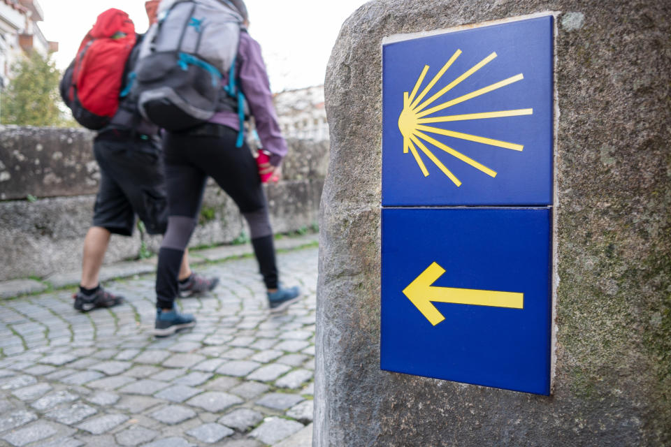 Die Jakobsmuschel und gelbe Pfeile weisen dem Pilger den richtigen Weg nach Santiago de Compostela. (Bild: Getty Images)