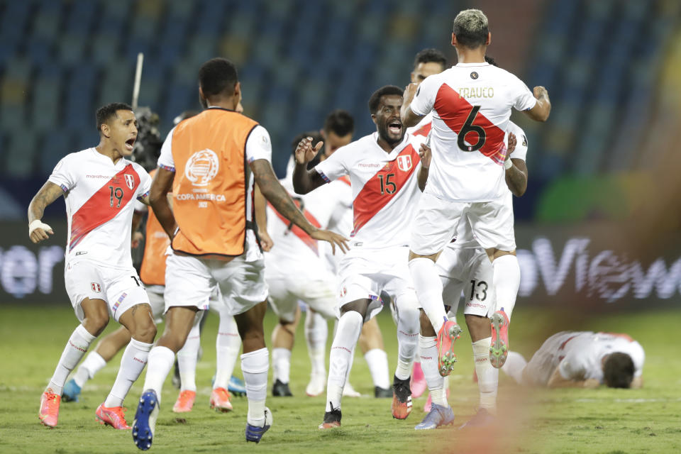 Los jugadores de Perú festejan luego de imponerse por penales a Paraguay en los cuartos de final de la Copa América, el viernes 2 de julio de 2021 (AP Foto/Andre Penner)