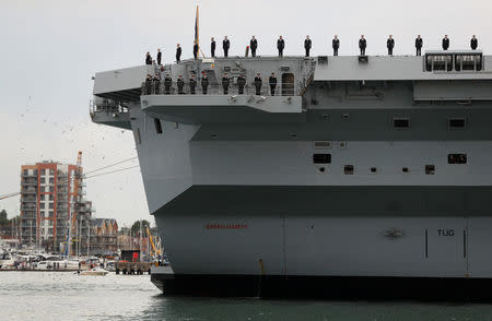 The Royal Navy's new aircraft carrier HMS Queen Elizabeth arrives in Portsmouth, Britain August 16, 2017. REUTERS/Peter Nicholls