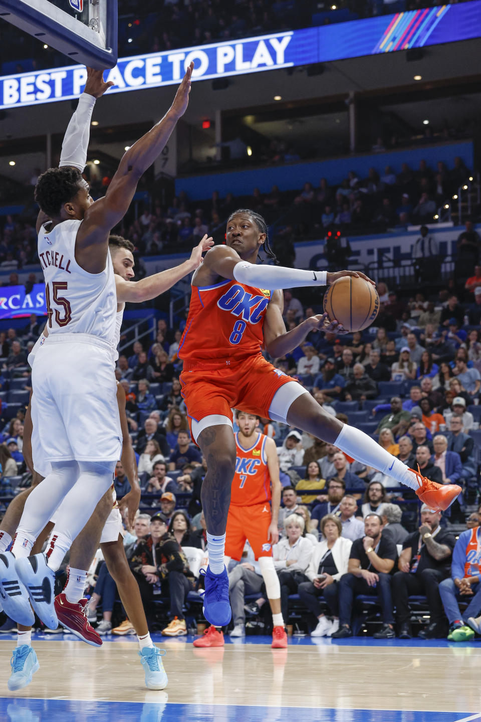 Nov 8, 2023; Oklahoma City, Oklahoma, USA; Oklahoma City Thunder forward <a class="link " href="https://sports.yahoo.com/nba/players/6702" data-i13n="sec:content-canvas;subsec:anchor_text;elm:context_link" data-ylk="slk:Jalen Williams;sec:content-canvas;subsec:anchor_text;elm:context_link;itc:0">Jalen Williams</a> (8) passes the ball around Cleveland Cavaliers guard Donovan Mitchell (45) during the second half at Paycom Center. Oklahoma City won 128-120. Mandatory Credit: Alonzo Adams-USA TODAY Sports