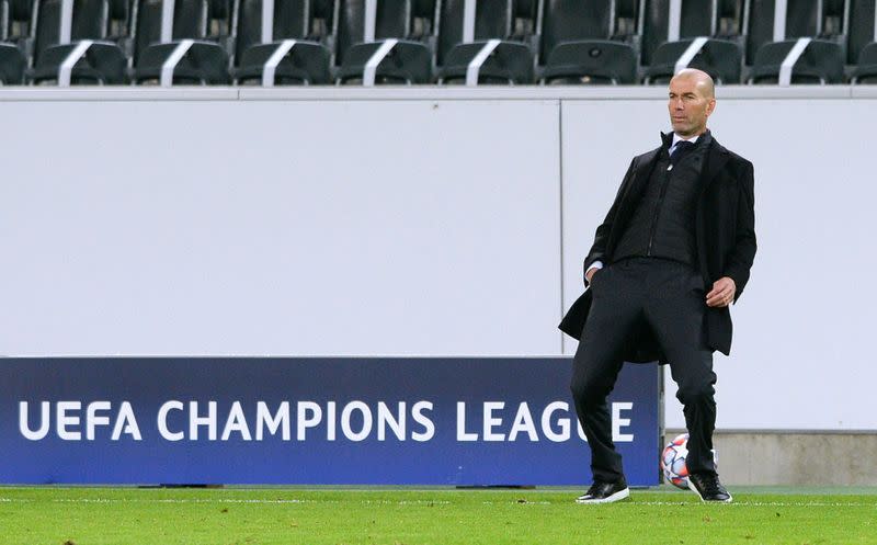 El DT del Real Madrid, Zinedine Zidane, reacciona durante el agónico empate de su equipo 2-2 ante el Borussia Mönchengladbach por el Grupo B de la Liga de Campeones, en el Borussia-Park, Mönchengladbach, Alemania