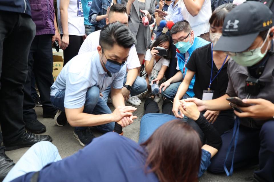 蔣萬安七日白蘭市場拜票釀阿嬤被撞跌倒，蔣即停下行程上前住阿嬤的手關心，隨後趕赴院探視並將持續關懷健康。（蔣萬安選辦提供）