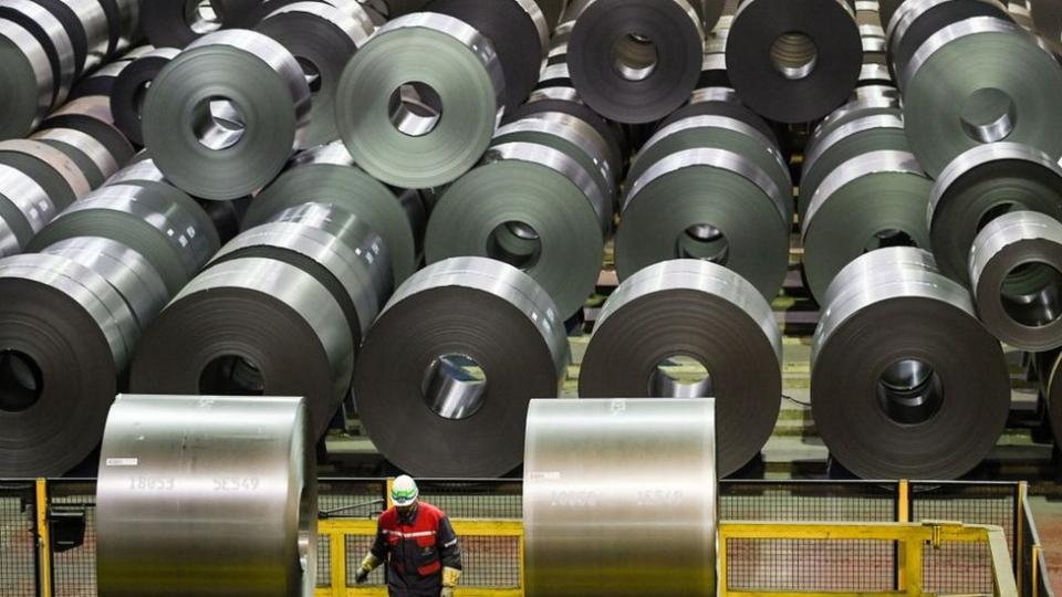 Rulos de aluminio en una fábrica