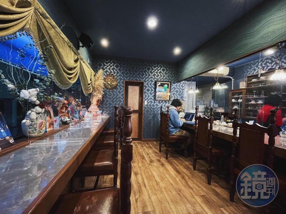 2021年喫茶店經過大翻修，以海洋色調為主題重整成如今的「喫茶深海」。