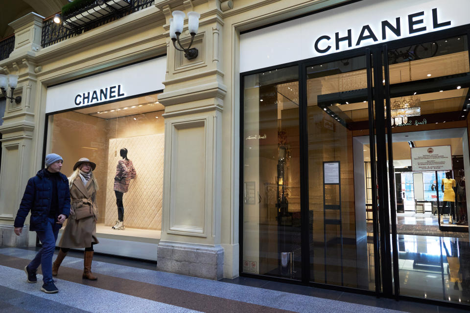Nix zu holen. Auch dieser Chanel-Store in Moskau hat die Türen geschlossen, um gegen den Krieg in der Ukraine zu protestieren.