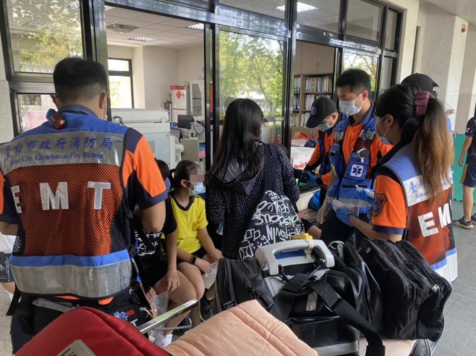台南市新營區新東國中19日下午發生疑似集體食物中毒，6名1年級學生送醫。（中央社/台南市消防局提供）