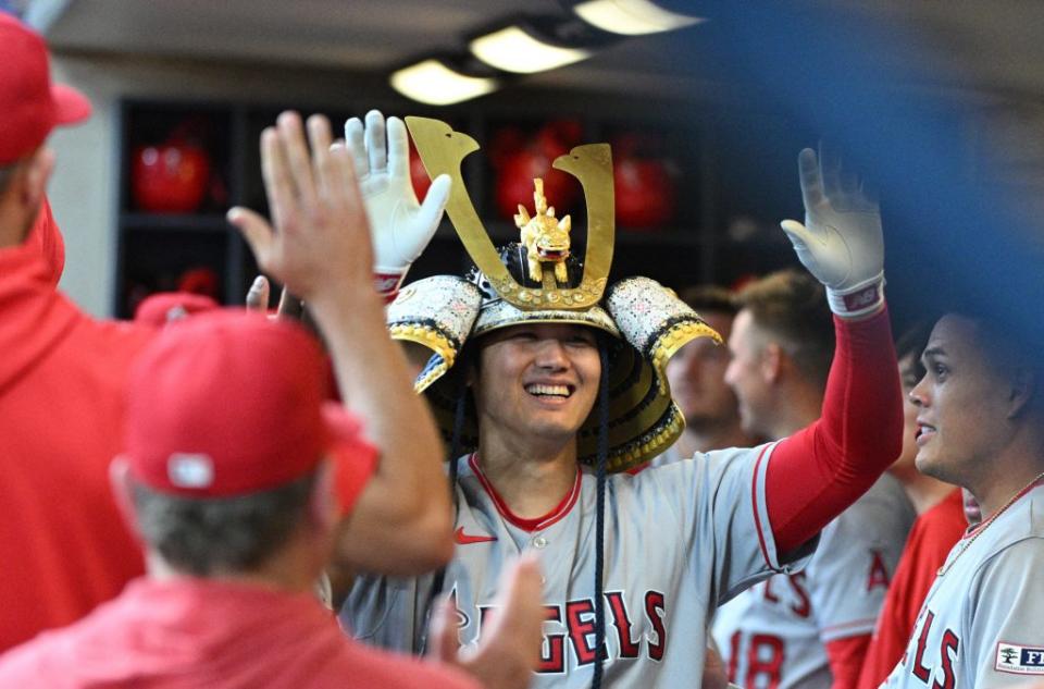 日籍球星大谷翔平轟出一發超高陽春彈，戴上日本武士頭盔慶祝。(路透)