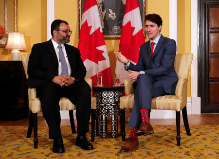 Canadian Prime Minister Justin Trudeau speaks to Cyrus Mistry, a member of Shapoorji Pallonji Group, during a meeting in Mumbai, India February 20, 2018. REUTERS/Danish Siddiqui