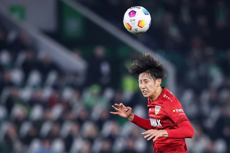 El defensa japonés Hiroki Ito juega con el Stuttgart un partido de la Bundesliga alemana de fútbol en Wolfsburgo el 2 de marzo de 2024 (Ronny Hartmann)