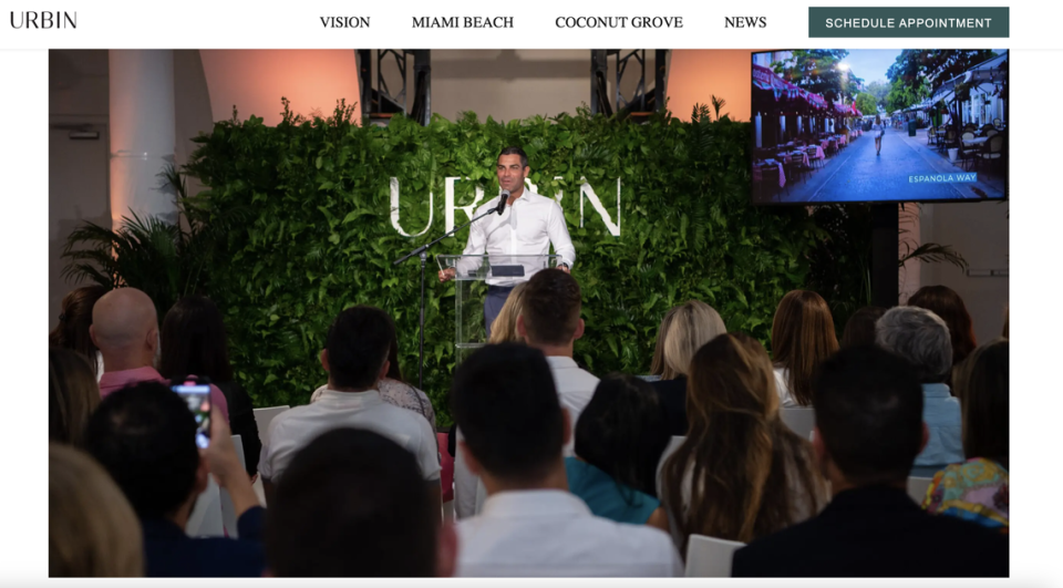 El alcalde de Miami Francis Suárez hablando en el lanzamiento en Miami Beach de URBIN, el proyecto del urbanizador Rishi Kapoor, según muestra el portal digital de la compañía. Los registros de la empresa muestran que el urbanizador le pagó a Suárez al menos $170,000 desde 2021.