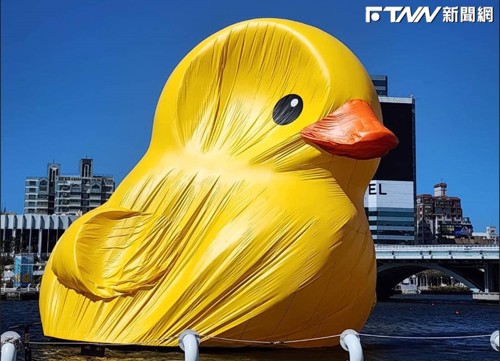 黃色小鴨被大風吹到變形，目前高市府正積極搶救中。（圖／翻攝臉書）