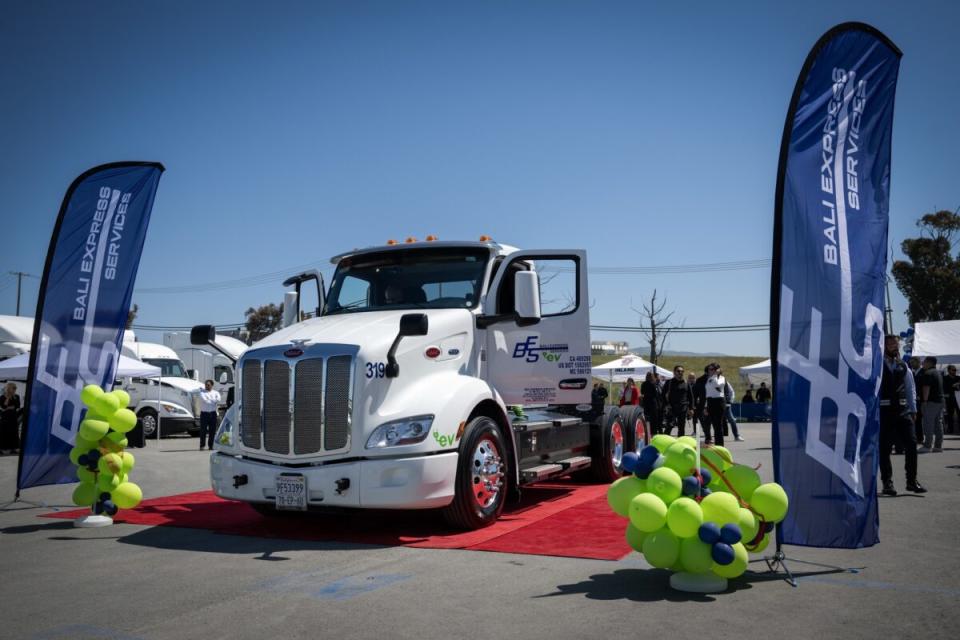 Poly Express, con sede en San Diego, compró 11 camiones Peterbilt 579EV Clase 8 en septiembre.  (Foto cortesía)
