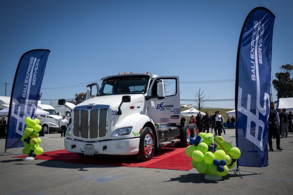 Bali Express, con sede en San Diego, compró 11 camiones Peterbilt 579EV Clase 8 en septiembre.  (Foto cortesía)