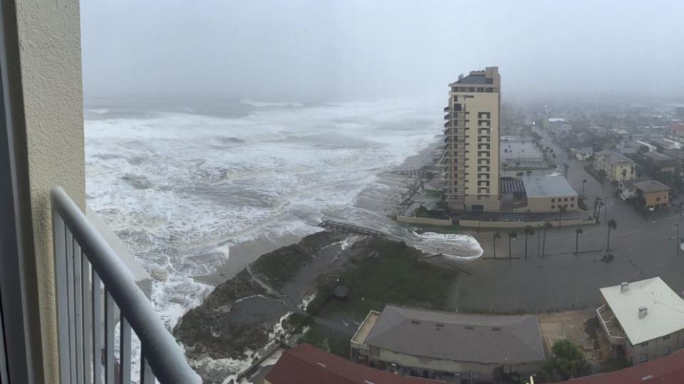 Las calles de la costa de Jacksonville comienzan a inundarse con la llegada del huracán. (ABC News) 